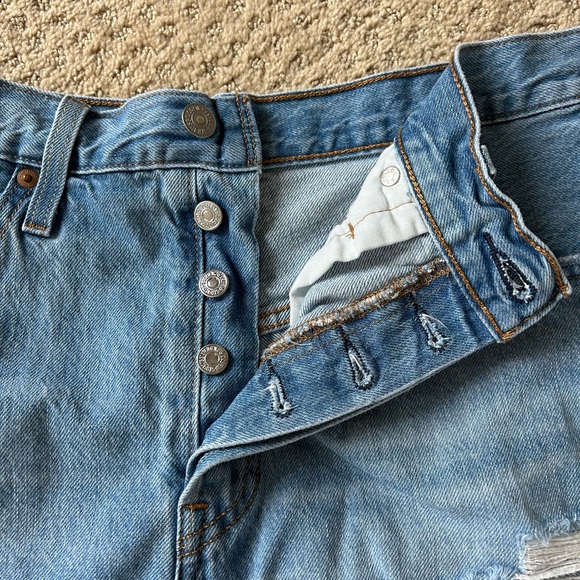 Levi’s 501 Button Fly Mid Rise Distressed Frayed Hem Jean Shorts - Size 29 - Picture 2 of 5